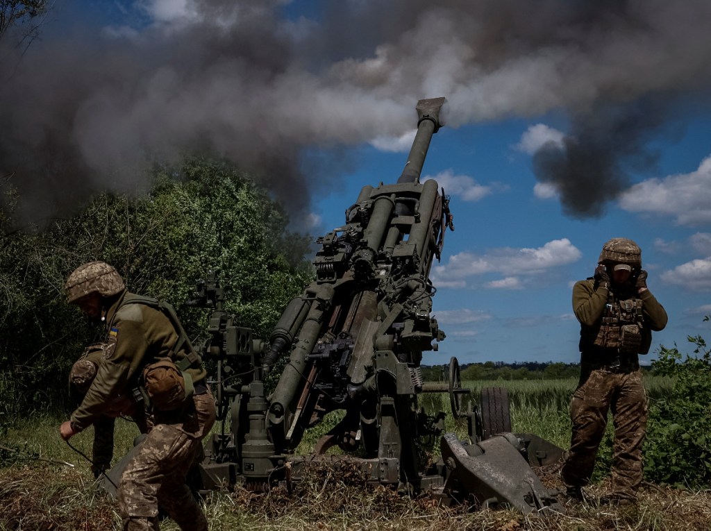 Ukrainian M-777 fires at Russian lines